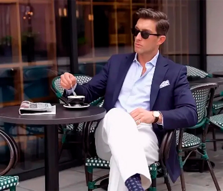 Homem elegante usando blazer azul marinho e calça branca em look de alfaiataria no estilo Old Money